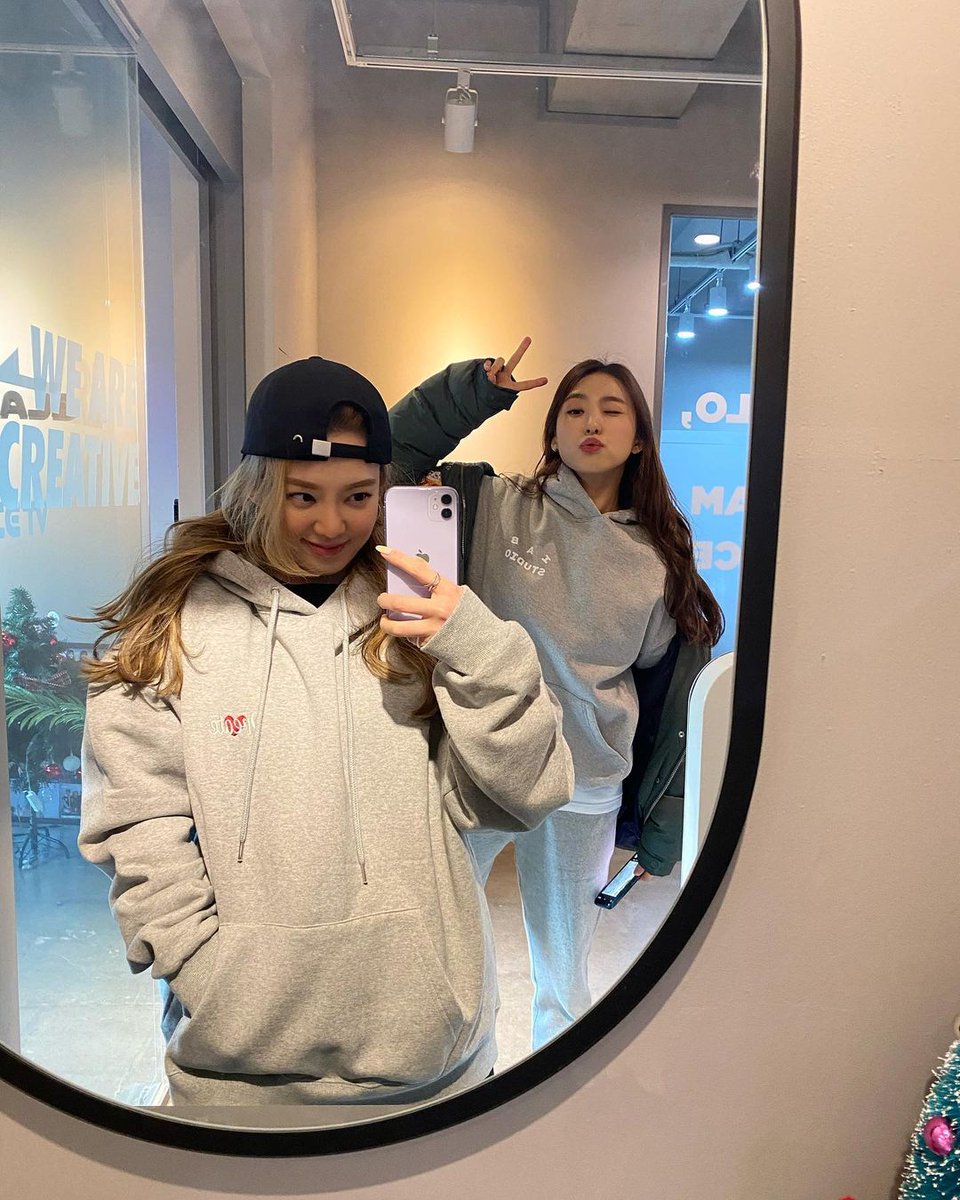 BJRambos's tweet photo. [210217 INSTAGRAM] hyoyeon_x_x

.
언니들의 뷰티카풀🚍
2/19 pm6:00✨
.
.
#언니들의뷰티카풀
 https://t.co/9cbvJLQlYb #SNSD #GirlsGeneration https://t.co/nQ1SOT5hTs