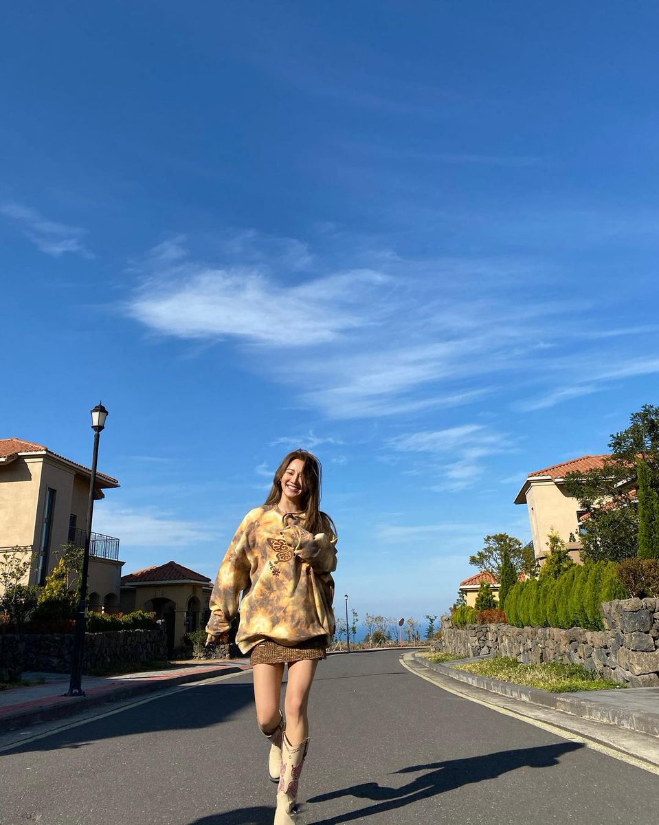 BJRambos's tweet photo. [210213 INSTAGRAM] hyoyeon_x_x

I Love JEJU
.
.
#탐라효 는 IGTV에 계속해서 업로드됩니당👀
 https://t.co/07Q1MBegRO #SNSD #GirlsGeneration https://t.co/76b35PrLmz