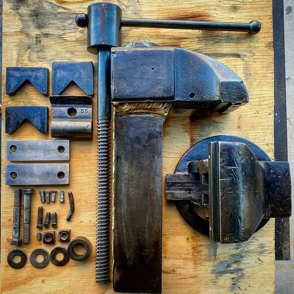 skullandspade's tweet image. I always layout my parts before assembly. Mostly to make sure I have all the pieces, but also because moments like this. Clean shop happy shop.
.
.
.
#organizedchaos #benchvise #ontheworkbench #antique #oldtools #restoration #dirtyhands #organization #cleanshophappyshop #sho…