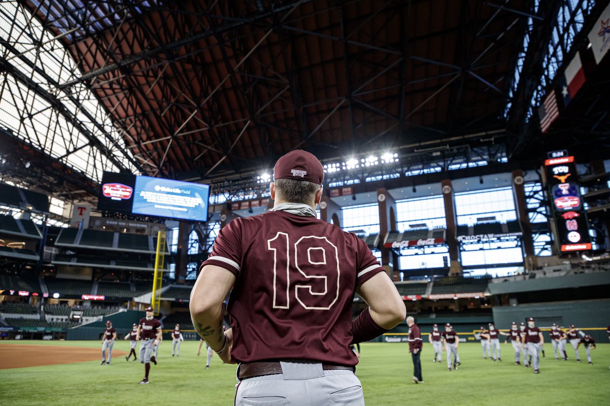 HailStateBB's tweet photo. 📍@GlobeLifeField https://t.co/oDDbqn5Szc