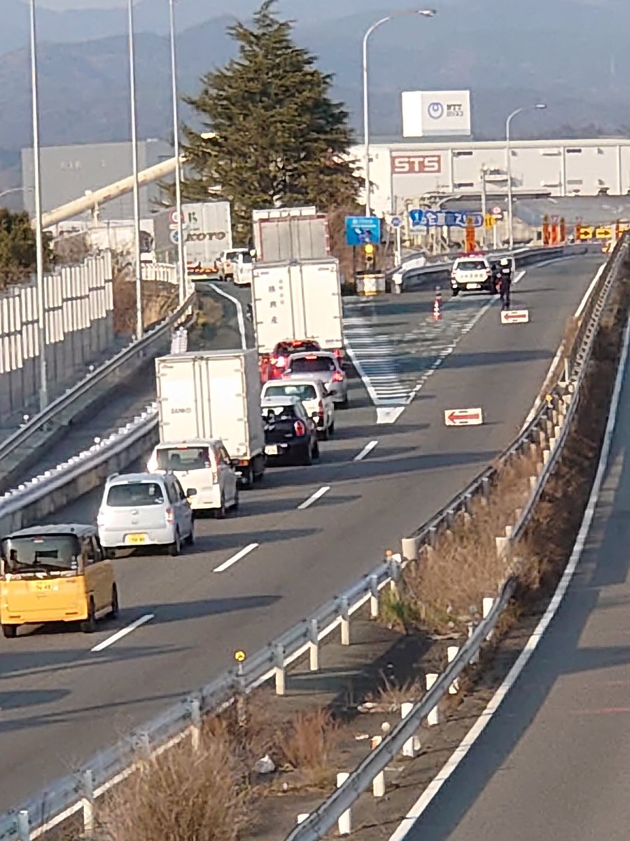 静岡太郎丸 現在 掛川バイパス沢田インター 大池インターまで火災 通行止めらしいです 下の道がかなりどこも大渋滞してるようです もう1時間くらい経ちましたが未だに通行止めらしいです