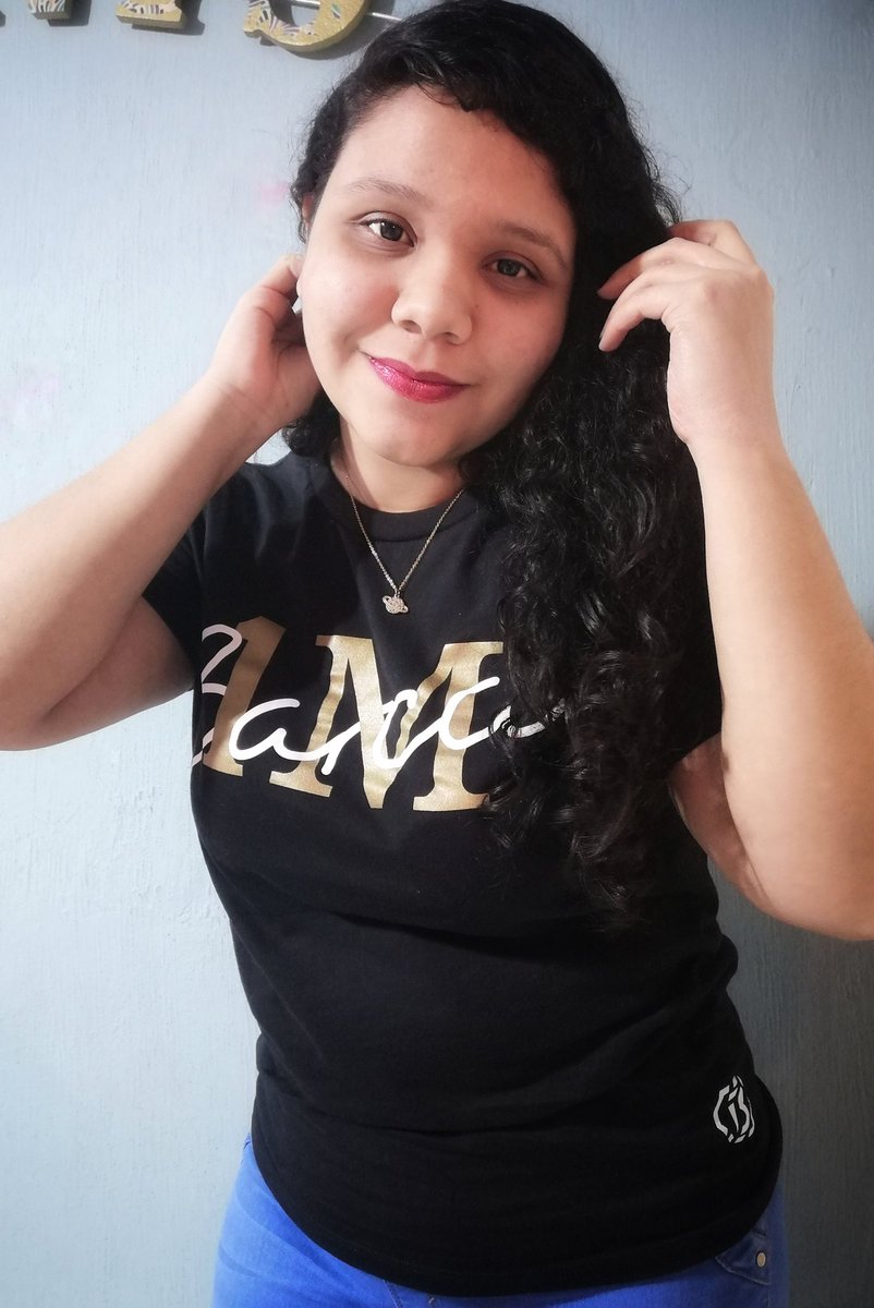 danniurix's tweet photo. Jugando a ser modelo ๐ (ignoremos que no sรฉ modelar ajajaja).
La verdad me encantรณ ๐ #barcamerch https://t.co/sMsSXo3uAk