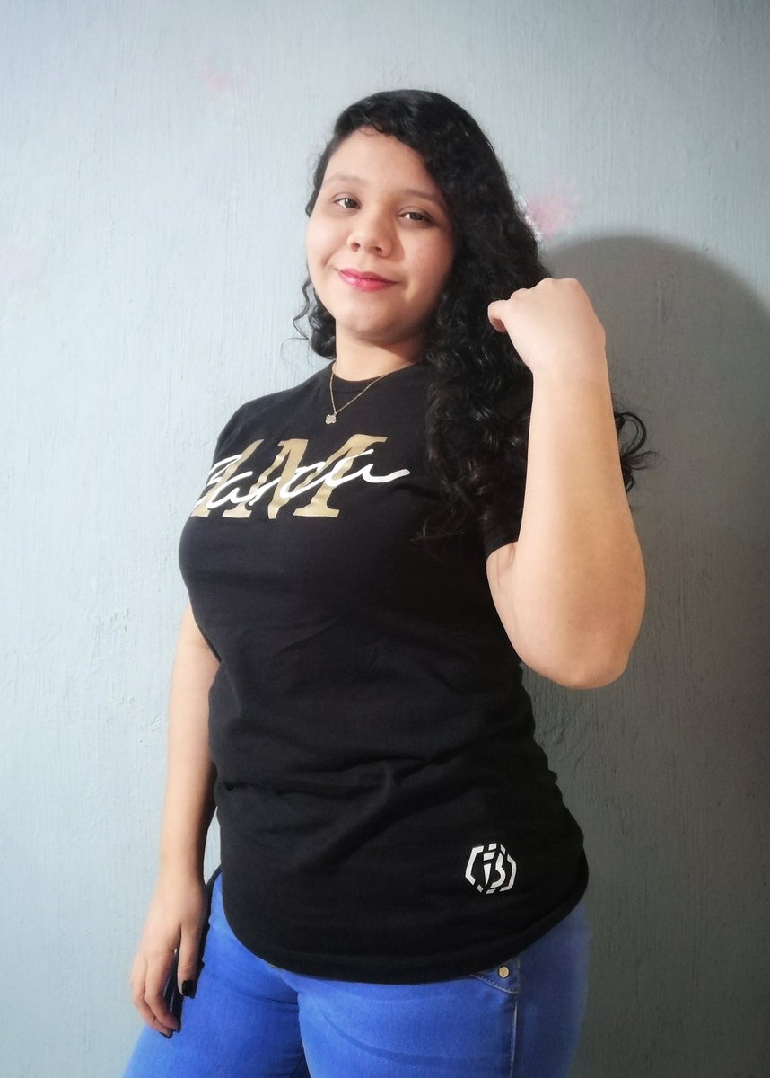 danniurix's tweet photo. Jugando a ser modelo ๐ (ignoremos que no sรฉ modelar ajajaja).
La verdad me encantรณ ๐ #barcamerch https://t.co/sMsSXo3uAk