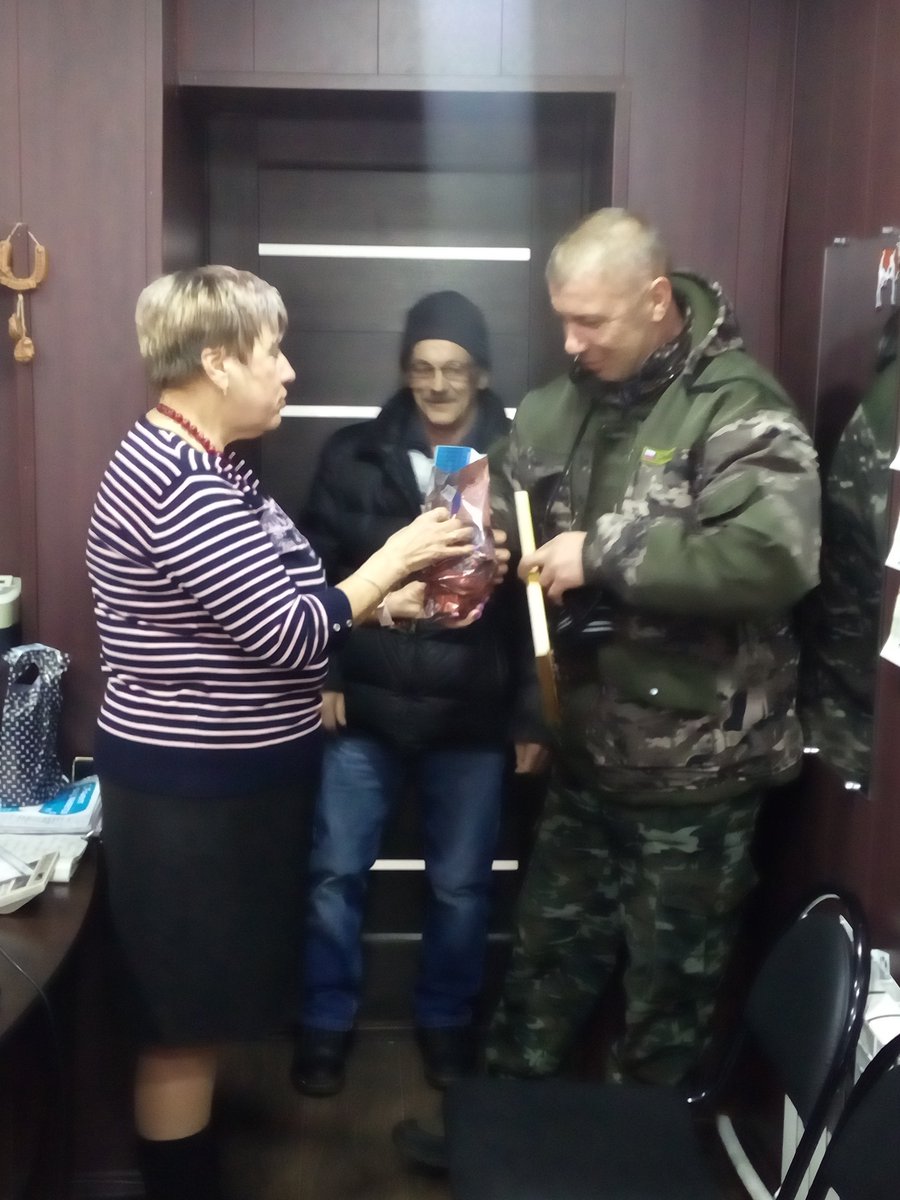 Выразила благодарность работникам ООО "Центр" за оценимую помощь и качественное выполнение работ по зимнему содержанию дорог в населенных пунктах МО Молочно-Дворское .
Поздравила с наступающим праздником Днем Защитника Отечества.