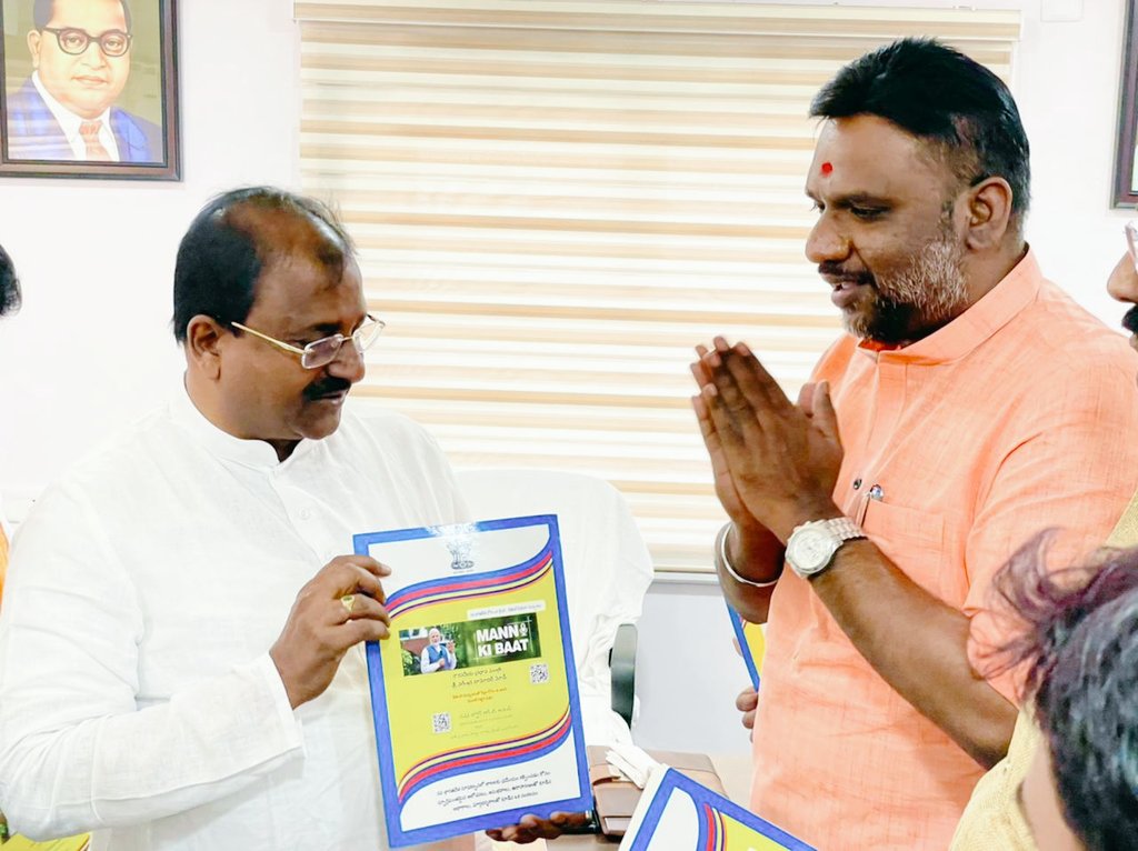 somuveerraju's tweet photo. My Best Wishes to @NCPCR_ Hon'ble Member @DrRGAnandIND for his wonderful Compilation of #DigitalBook on #MannKiBaatForChildren.
Happy to launch the #TeluguEdition of the same.
Hon'ble @PMOIndia @narendramodi Ji's inspirational thoughts via #MannKiBaat have been articulated well. https://t.co/eW69CCvrX6