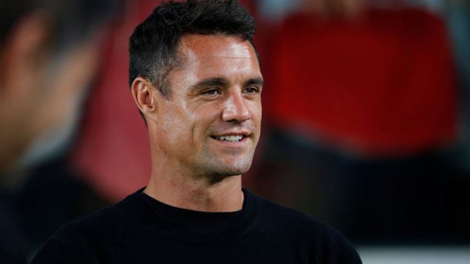 Mediavenir's tweet photo. 🏉 FLASH - Le légendaire rugbyman néo-zélandais Dan #Carter prend sa retraite à l'âge de 38 ans. Il a remporté 2 coupes du monde (2011 &amp; 2015) et 2 championnats de France (avec Perpignan en 2009 et avec le Racing en 2016). (Instagram / 📸 Getty Images) https://t.co/hstdiziOAG