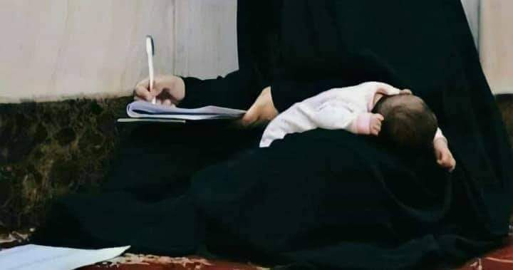 « بشمَالِها غرسٌ يَنمُو صالحًا 
بيمينها عِلمٌ ستَسقي بهِ الغرسَا »👑💜