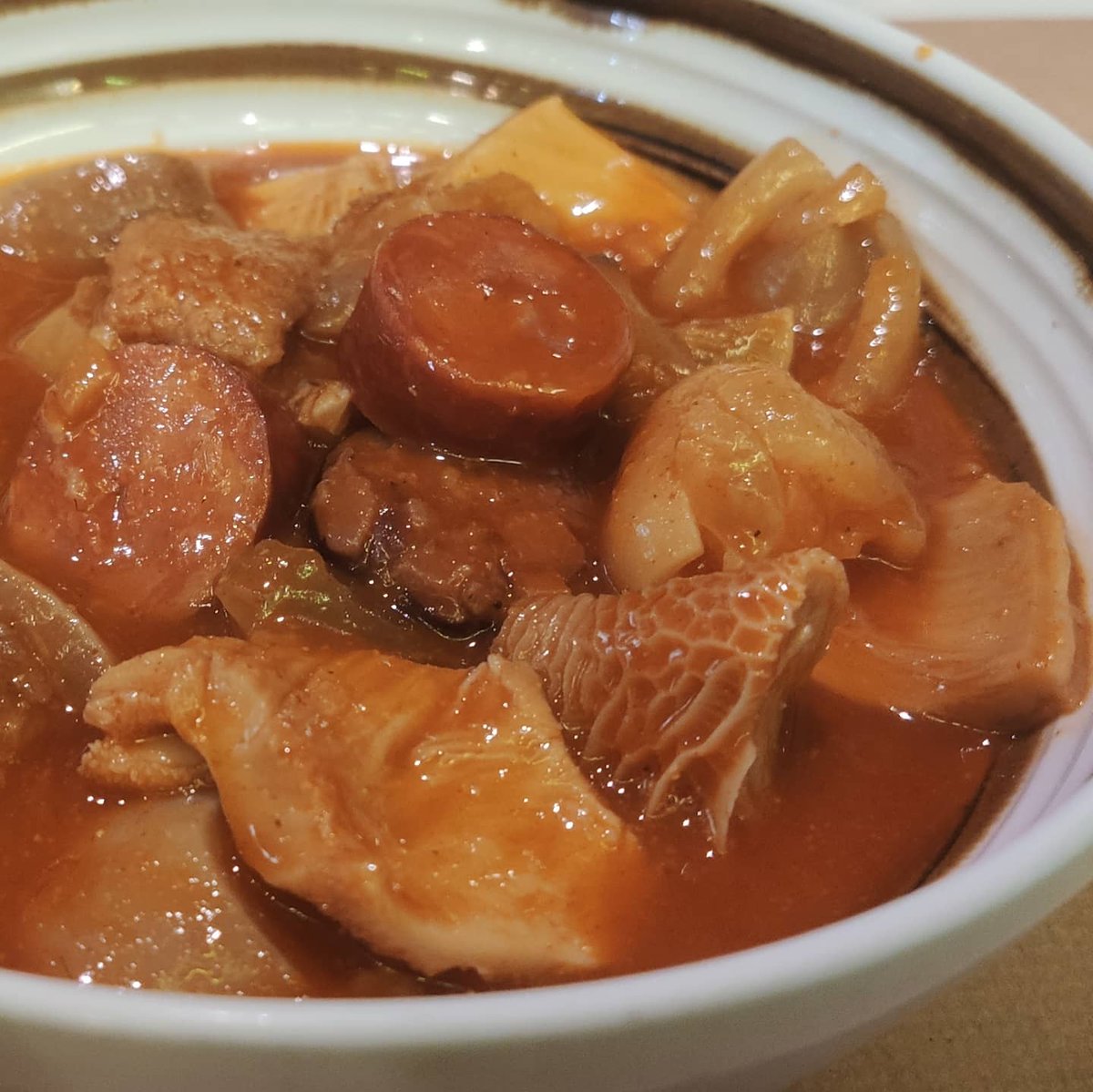 ⭐ Callos a la Madrileña 🐽
. 
Hoy dIsfrutamos una de las recetas más castizas y contundentes de nuestra gastronomía
.