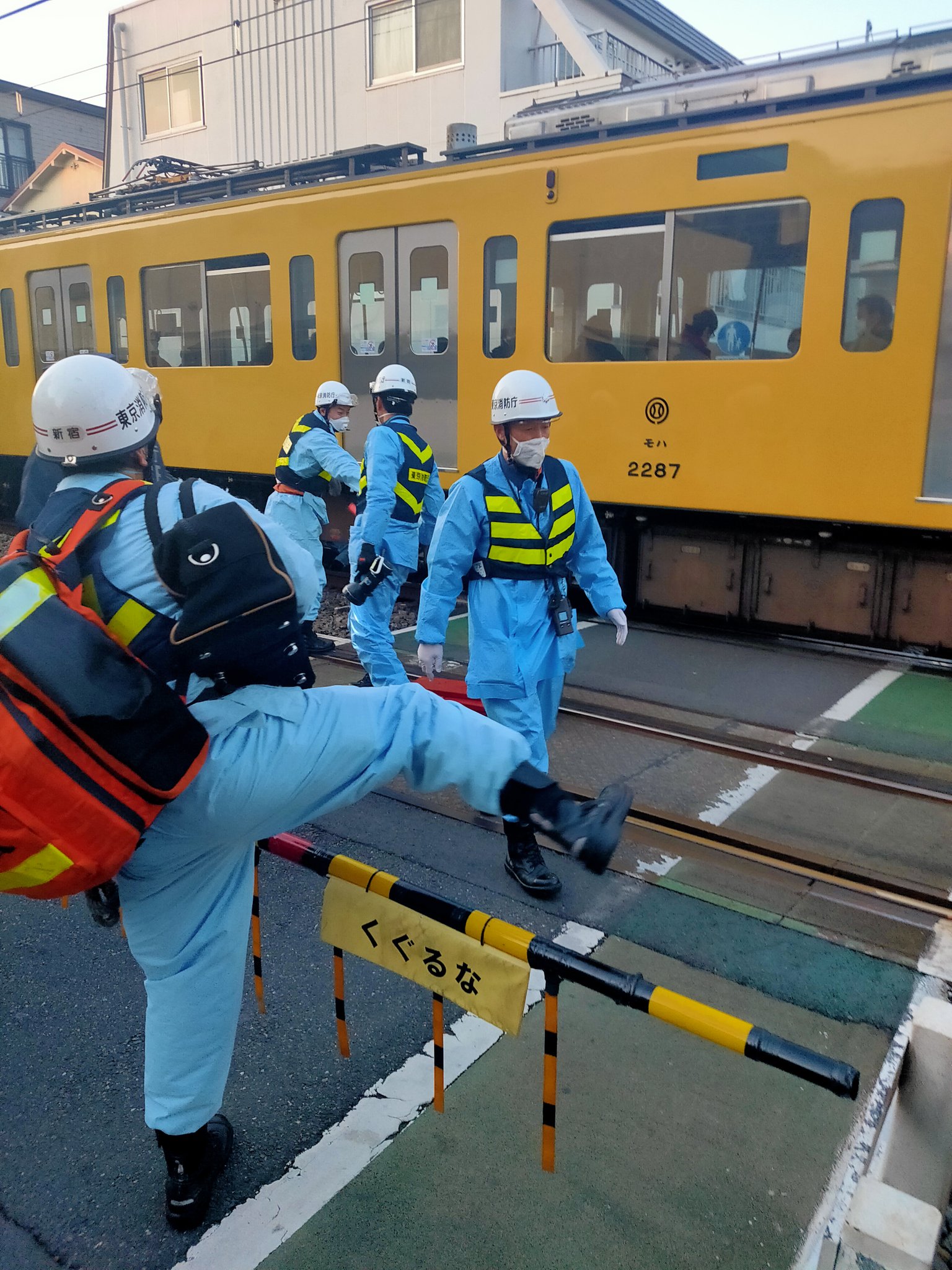 池袋線の人身事故で救助活動している画像