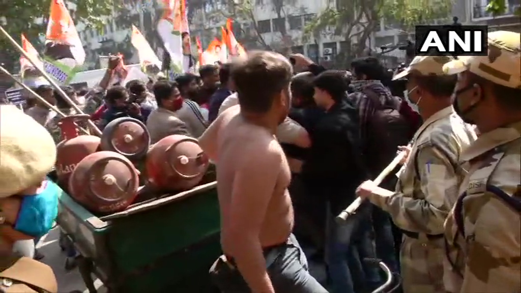ANI's tweet photo. Delhi: Members of the Indian Youth Congress cook food on a traditional firewood stove and hold a shirtless agitation, in protest against rise in LPG prices. https://t.co/HZR14HE48G