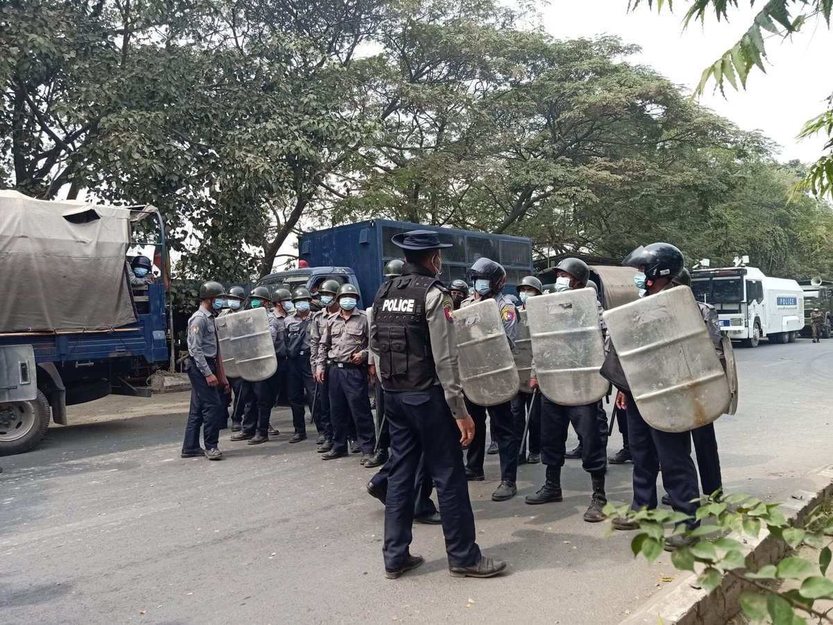 BG_ICEICE's tweet photo. TW// wound 
in Yadanarbon Harbor, Mdy
Police raided staff housing and forced Engineers, conducting CDM to ship! Police dispersed them by shooting with rubber bullets,one got injured in head and one in thigh reportedly 

#WhatsHappeningInMyanmar
#Feb20Coup https://t.co/M8JBjabpZ1