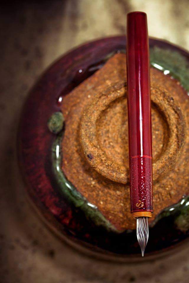 HandmadeSen's tweet photo. Taiwan glass nib pen makers
赤溜 塗
Glass Nib Fountain Pen
#fountainpen #handmade #writing #drawing #森作所 #pens #taiwanhandmade #钢笔 #鋼筆 #万年筆 #taiwan #glassnibfountainpen #glassdippen #玻璃尖鋼筆 #玻璃沾水筆 #senhandmade #ガラスペン https://t.co/q8esAFTJCq
