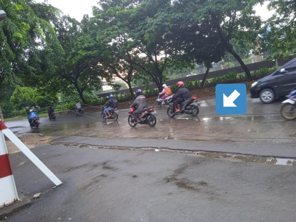 Rt01308CB's tweet photo. Kable turun sampai sepingang orang dewasa. Posisi dijalan raya, outering road, taman palem, rt 013/08, cengkareng barat, (pintu 1). Mohon di LT agar tidak membahayakan pengendara. @DKIJakarta
RT013/08 CB https://t.co/R1HjCJoG7j