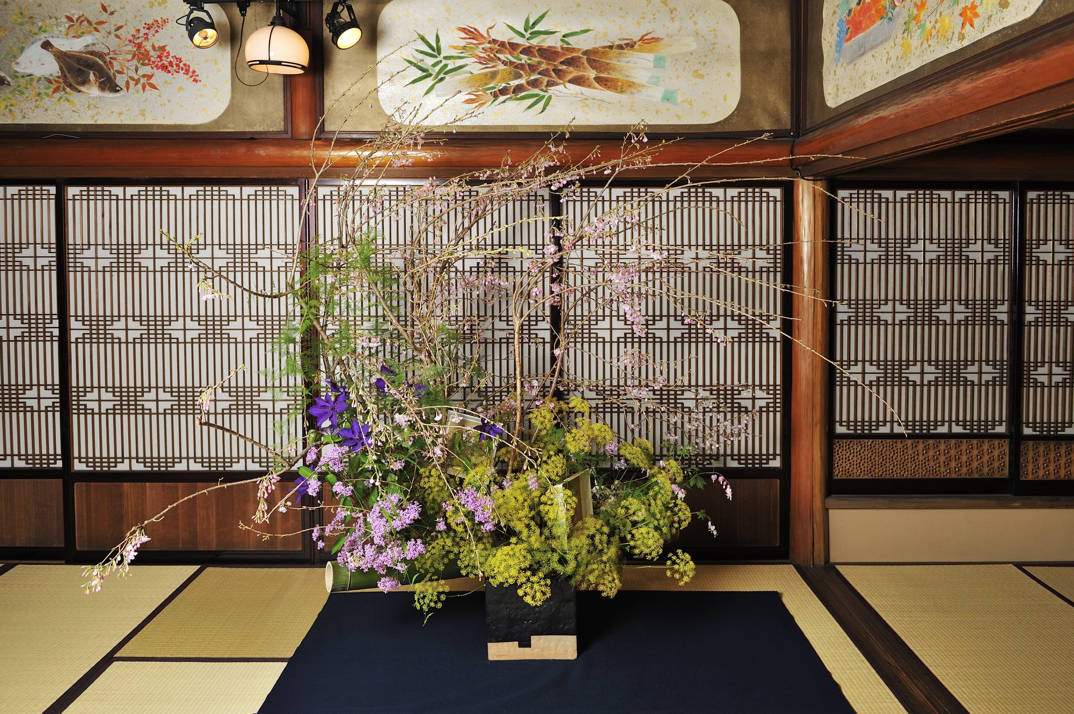 華道家 大塚理航 | 🌸 枝垂れ桜の本手いけ Koryu traditional