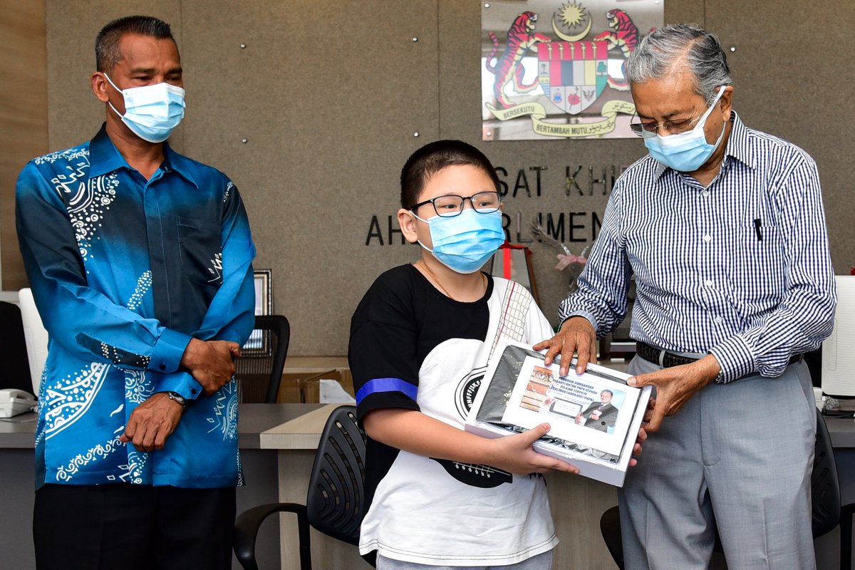 chedetofficial's tweet photo. Pagi ini di Pusat Khidmat Ahli Parlimen Langkawi untuk sampaikan “Tablet” kepada pelajar sekolah rendah. Sebanyak 21 buah sekolah rendah dan sejumlah pelajar kelompok B40 akan diagih dengan peranti bagi memudahkan PdPR. Senarai pelajar diperoleh dengan kerjasama PPD Langkawi. https://t.co/21Tu3eTlpY