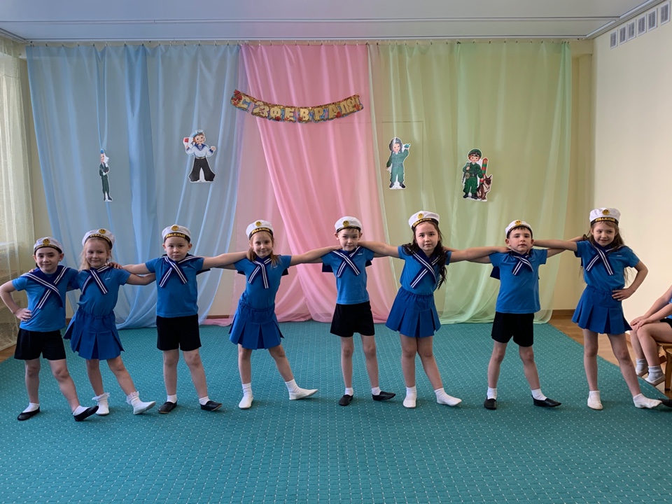 Пройдет время, наши воспитанники подрастут  и займут место тех,кто стоит на.страже нашей Родины. Стало уже  традицией отмечать День защитника Отечества целым рядом мероприятий. Праздничные программы содержат  творческие номера,  спортивные, познавательно-развлекательные конкурсы.