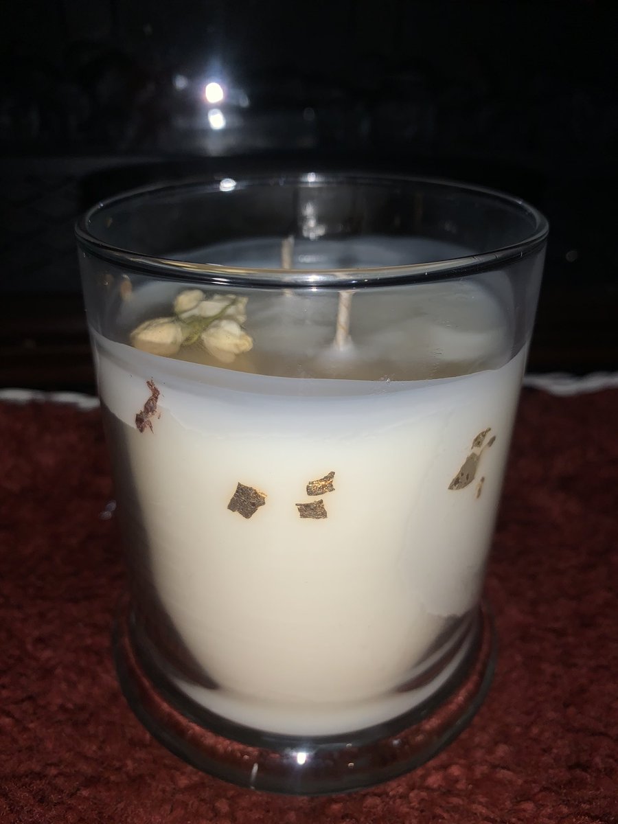 EnchantedCandl1's tweet photo. Hope you all are staying warm candle lover’s! Place your order with Enchanted Candles the flowers are my favorite touch! 😍👀 https://t.co/0d1mtYwV5a