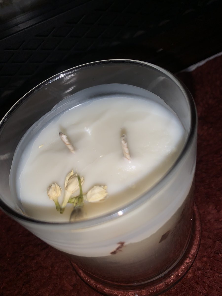 EnchantedCandl1's tweet photo. Hope you all are staying warm candle lover’s! Place your order with Enchanted Candles the flowers are my favorite touch! 😍👀 https://t.co/0d1mtYwV5a