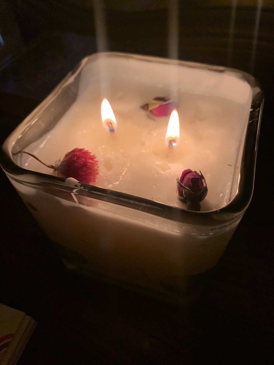 EnchantedCandl1's tweet photo. Hope you all are staying warm candle lover’s! Place your order with Enchanted Candles the flowers are my favorite touch! 😍👀 https://t.co/0d1mtYwV5a