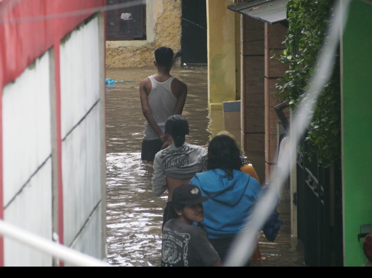 tjuonk's tweet photo. Kondisi terkini di belakang kelurahan kp. Makasar, Halim PK, diinfokan banjir semakin naik, belum ada pihak DKI turun, anak karang taruna swadaya membagi nasi bungkus ke warga namun kemampuan terbatas, mohon perhat &amp; bantuan @DKIJakarta 🙏 , maaf yg di tag, mohon bantu sebar info https://t.co/UWiYYrqmEB