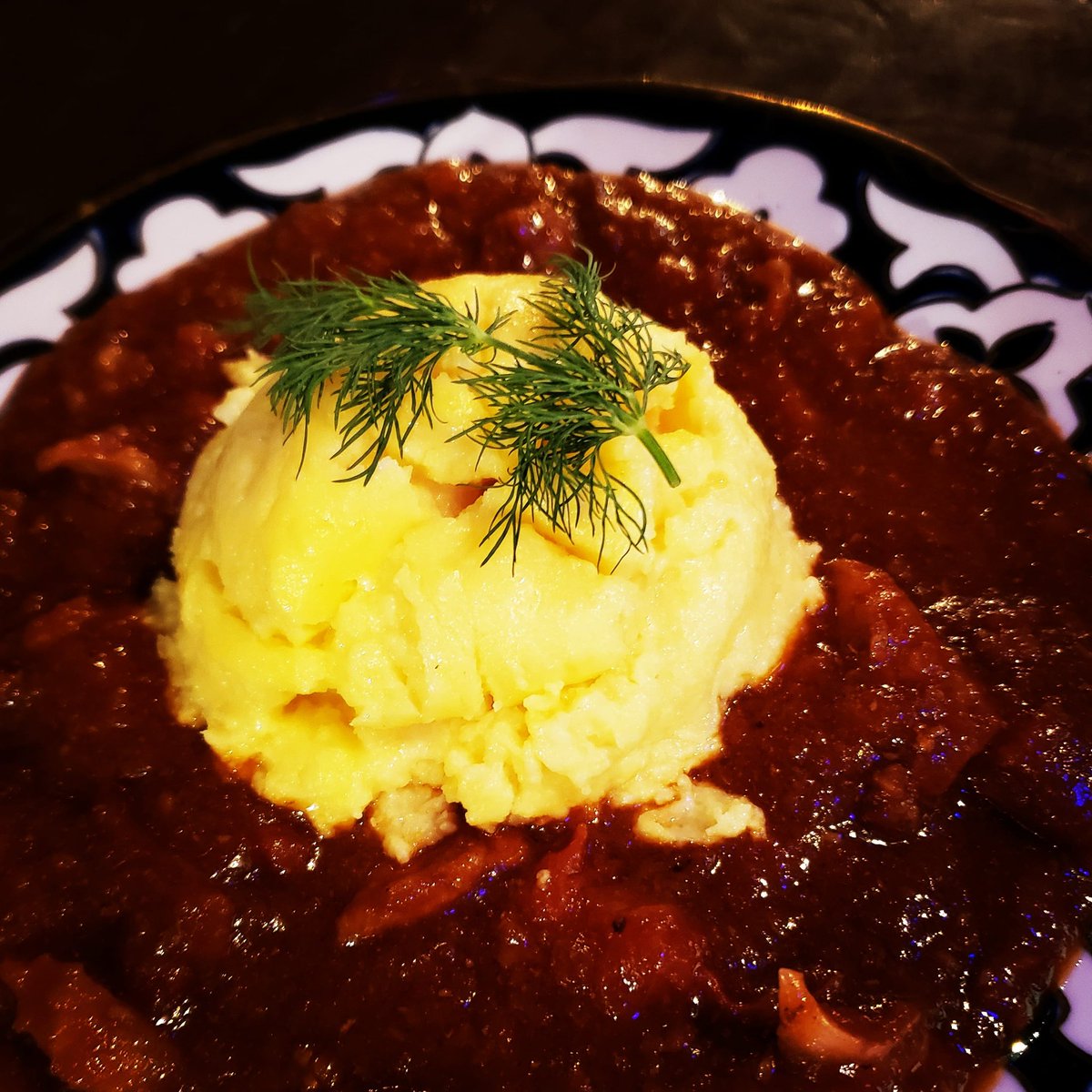 cauldron_dtb's tweet photo. 今回は🇷🇴ルーマニア料理

ビーフをトマトとタマネギで煮込んだものにコーンをお湯と牛乳とバターで練ったママリガ添え

ママリガ・ク・オウ・オキはランチドリンクセットで￥1800です。

カウンターの椅子も背もたれ付きになりましたのでゆっくり出来ます��！ https://t.co/d8ynesgiK5