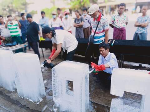 The ice art of ice carver supporting civil disobedience movement against military coup 
SUPPORT CRPH 
#WhatsHappeningInMyanmar 
#Feb20Coup