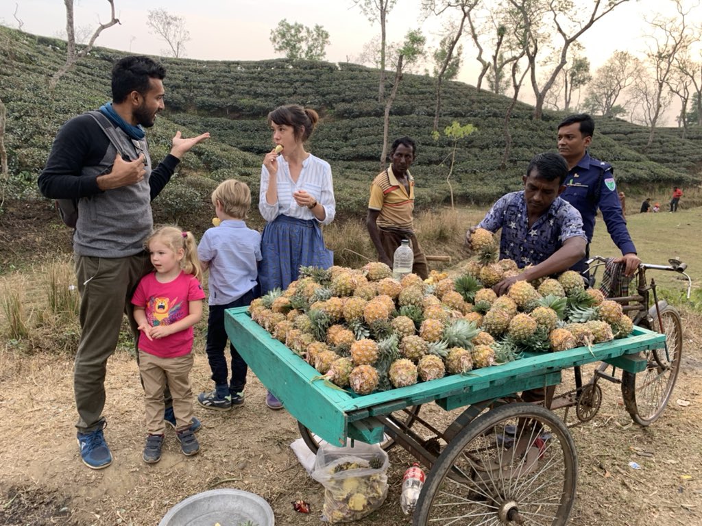 SwedenAmbBD's tweet photo. কখনও কখনও আপনি কেবল একটি বা দুটি সুস্বাদু আনারসের জন্য থামতে হবে! Sometimes you just need to stop for a delicious pineapple or two. #roadstop #Srimangal to #Sylhet #fruktstund https://t.co/loD3dNsZyt