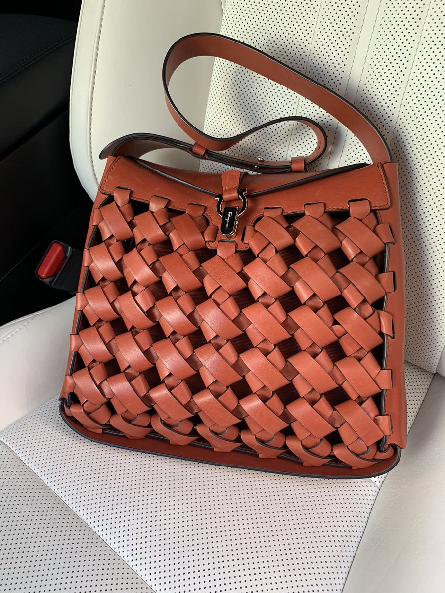 marinatsukides's tweet photo. #bag
@Ferragamo
#userfriendly
#colory

最近のお気に入り👜
ポケットも好き......... https://t.co/jjCxLGfCv6