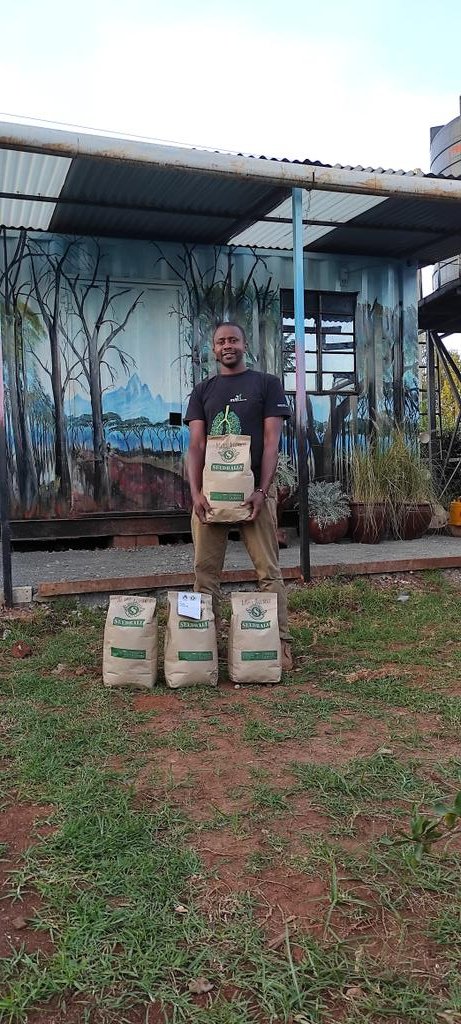 Yesterday receiving the donation of seedballs from @SunraysRentaCar. Thank you for the support & partnership. We cannot do this alone 🙏🏾

We're greening Kenya one tree at a time. 🙏🏾🌍🌲💚🇰🇪

@cookswelljikos 
@1t_org 
@SchoolsTrees1 
@_misplacedhuman 
@KinotiJimm 
@TurnupForGood