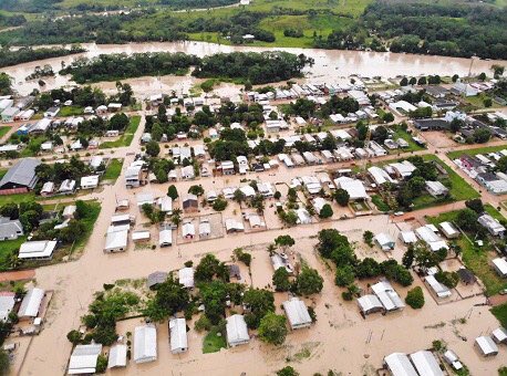 etserbu's tweet photo. a situação do ACRE agora é essa:

cidades inteiras alagadas em estado de calamidade publica, estado de emergencia por dengue hemorrágica + alta nos casos e mortes por Covid com 100% dos leitos ocupados e crise humanitaria com haitianos na fronteira 

TUDO AO MESMO TEMPO #SOSAcre https://t.co/MQBJubAeTm