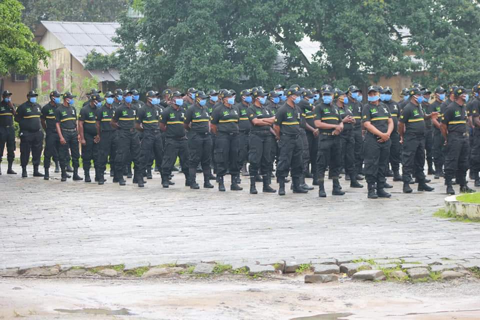 ValentinEpoupa's tweet photo. Bonjour, Il est important que vous sachiez que tous les agents de la police municipale de @mairiedla3 ont des uniformes bien précis.

Tout individu qui vous interpelera sans cette tenue au nom de la police municipale, est un usurpateur. https://t.co/vLrFHUgZaz