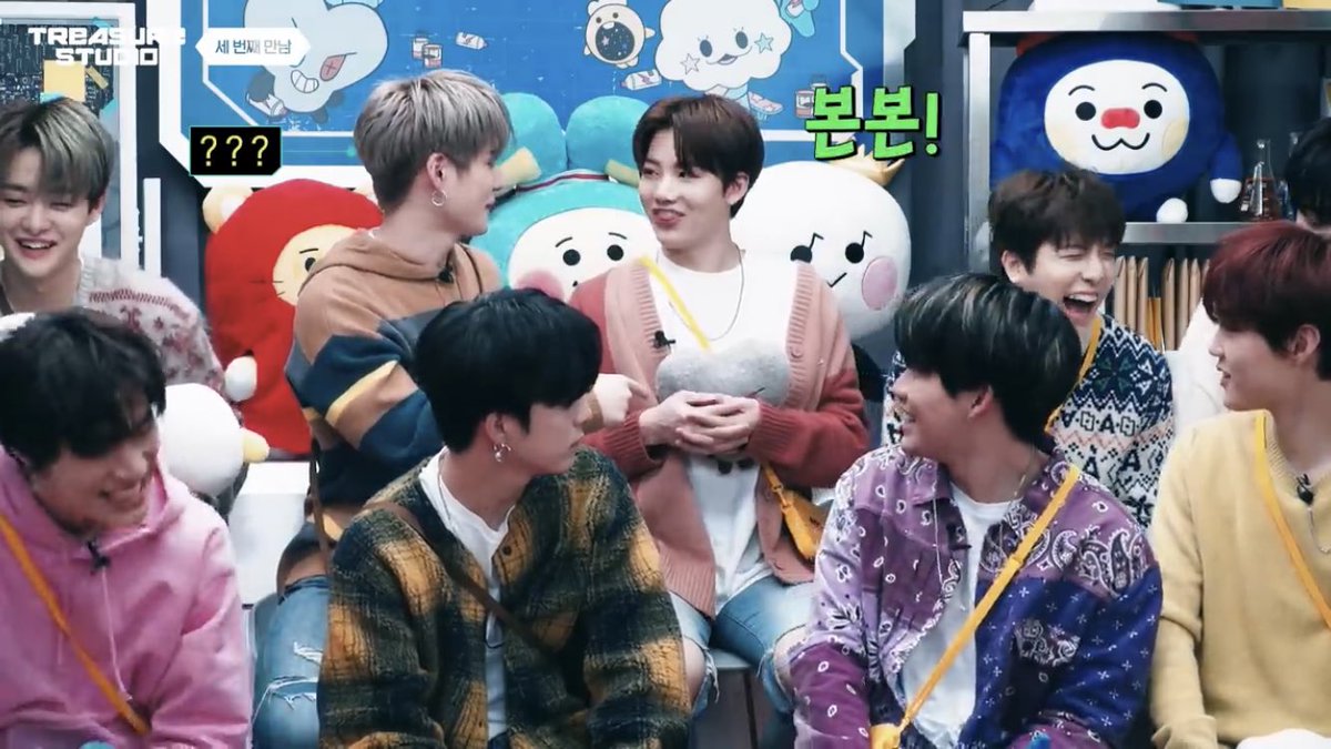 gu9kyu's tweet image. 준규가 요시한테 본본은 발음하는 게 너무 귀여워 ㅠㅠ 준규는 본본기를 발음할 때 혀를 내밀었다 그것은 내 심장을 녹인다 🥲❤️ #TREASURESTUDIO_EP16_REVIEW @official_truz #TRUZ