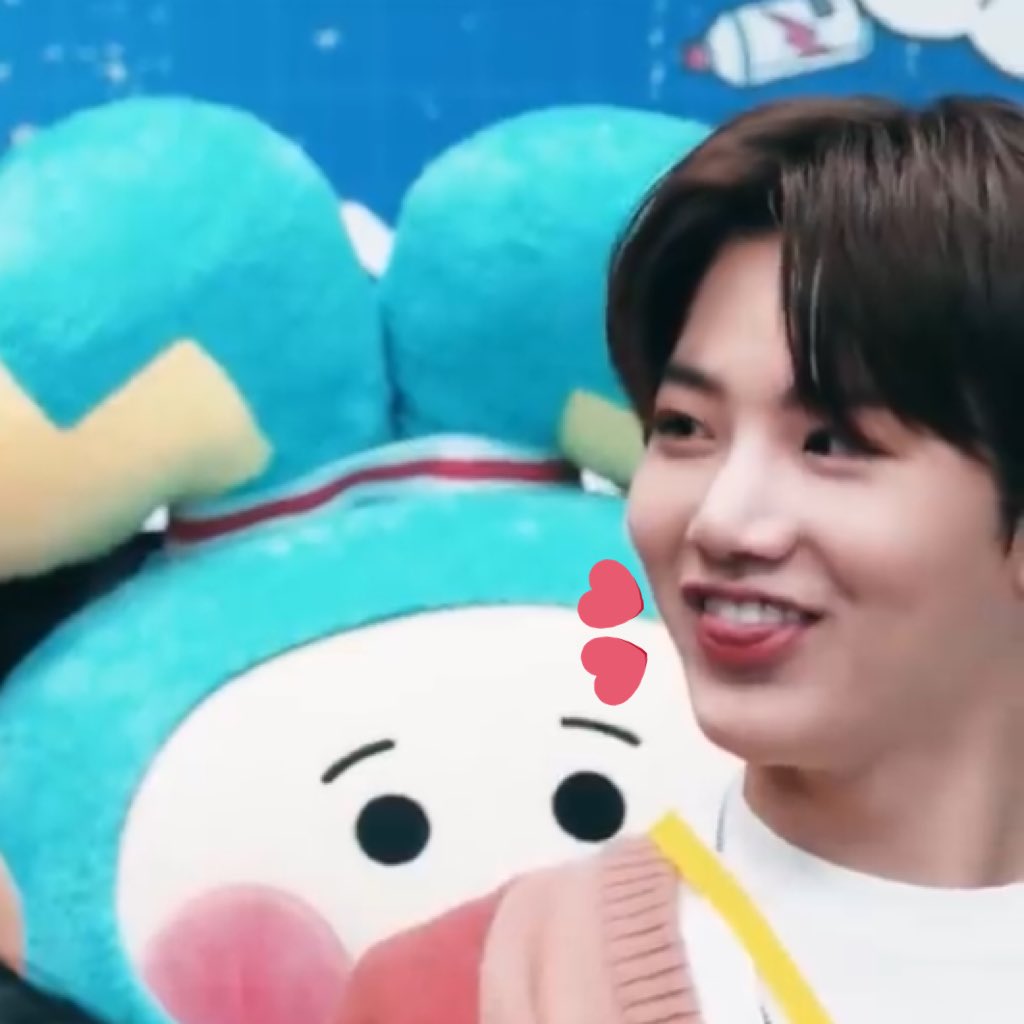 gu9kyu's tweet image. 준규가 요시한테 본본은 발음하는 게 너무 귀여워 ㅠㅠ 준규는 본본기를 발음할 때 혀를 내밀었다 그것은 내 심장을 녹인다 🥲❤️ #TREASURESTUDIO_EP16_REVIEW @official_truz #TRUZ