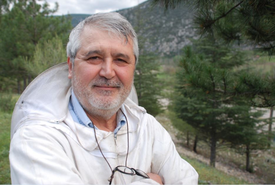 Dedem Sadettin 1992 yılında asıl mesleği olan Fotoğrafçılığa ek olarak arıcılığa başladı. 
Bilecik bölgesinde doğal yayla balı üretiyor.