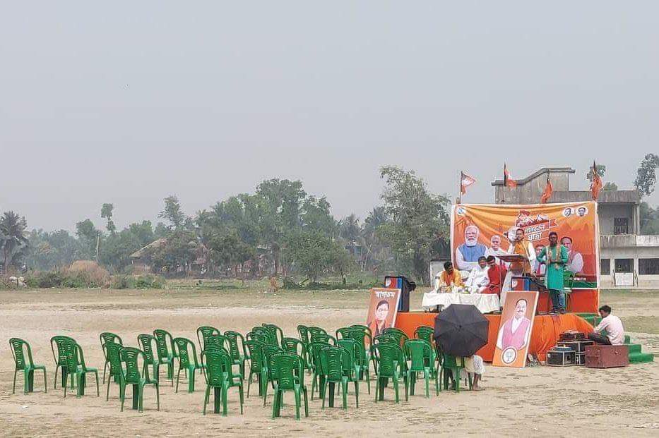 মঞ্চের উপর পাঁচজন, সর্বসাকুল্যে সাতজন নেতা, আর শ্রোতার স্থানে ছাতা মাথায় একজন।

হ্যাঁ, পশ্চিমবঙ্গে বিজেপির বর্তমান পরিস্থিতি এটাই।

#IndiaRejectsBJP #BJPThePartyIsOver