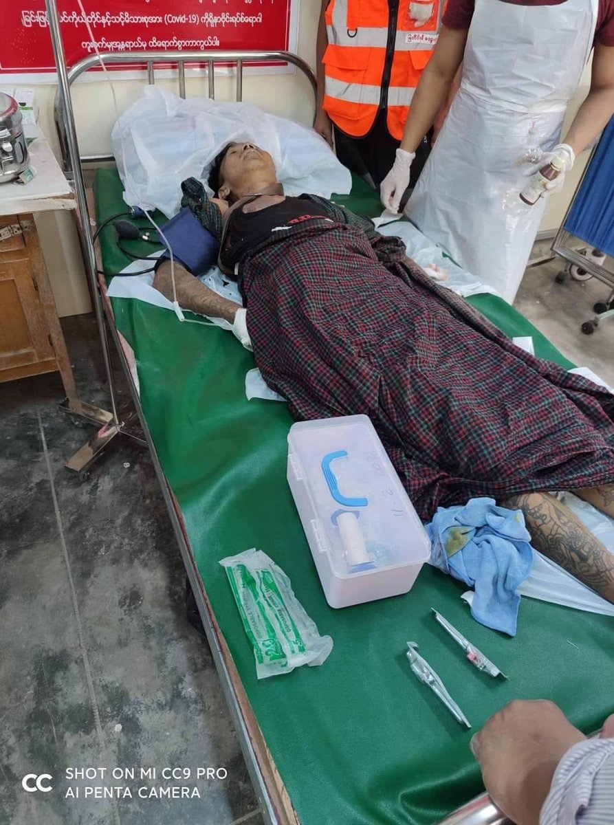 ShweSinHan1's tweet photo. They arent soldiers anymore, they ve become terrorists. They sniped even ambulance and volunteers who help protesters and brutally arrested injured protestors in Mandalay on feb 20.
TW// BLOOD AND Violence 
SUPPORT CRPH
#Feb20Coup
#WhatsHappeningInMyanmar https://t.co/esYBdltL5Q