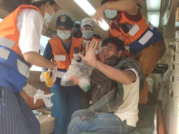 Elsa31989717's tweet photo. Police still firing at Mandalay Yadanarbon Harbour Demo crack-down &amp; it’s more like a war though unarmed civilians only had to do nothing rather than running away. More than 10 were shot. One, shot on head, is in emergency stage. 

SUPPORT CRPH
#Feb20Coup
#WhatsHappeningInMyanmar https://t.co/J5gjDyItmN