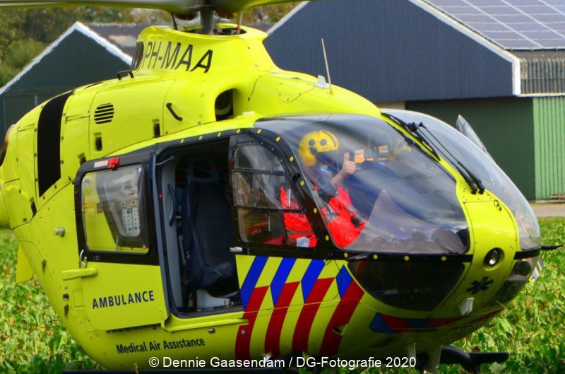 Ambulancemedewerker aangereden tijdens hulpverlening in Oostwold, politie zoekt doorrijder, mogelijk blauwe Peugeot met twee inzittenden #Oostwold #Ongeval #politie #112 Hele artikel is te vinden via de link...???? . ..