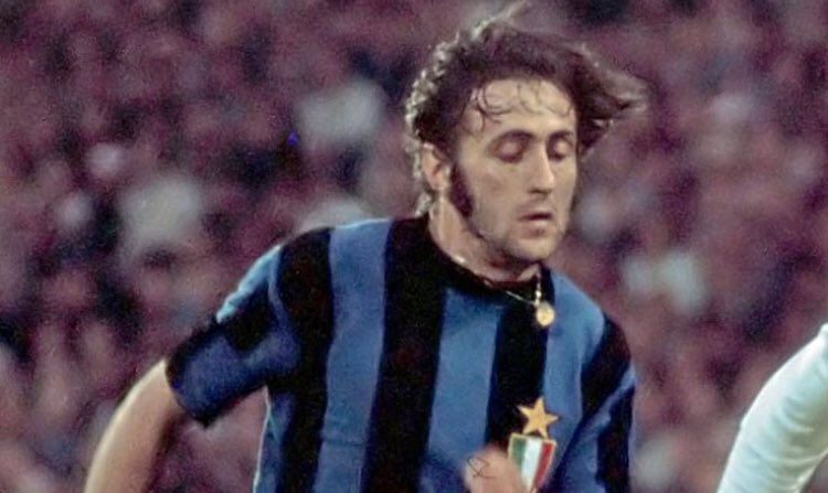 B3CFC's tweet photo. Ci piace pensare che la storica vittoria del Fantabauscia sia stata grazie alla tua ispirazione. Perché il Borgo ha giocato e trionfato nello stadio Mauro Bellugi. E non era casuale il nome. Con quelle basette e quella catenina al vento eri quasi più bello del passaggio del treno https://t.co/uFXwHgdsfQ