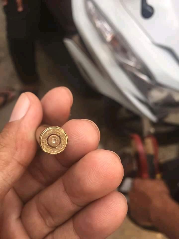 Alice93444634's tweet photo. ❗Brutal Violence in Mandalay,Myanmar❗The boy has been shot by military. How many civilians need to die to get the helps form the whole world ??? Please save us.🙏🙏🙏🙏
#WhatsHappeninglnMyanmar
#HearTheVoiceOfMyammar #SaveMyanmar https://t.co/jCzdNxuufo