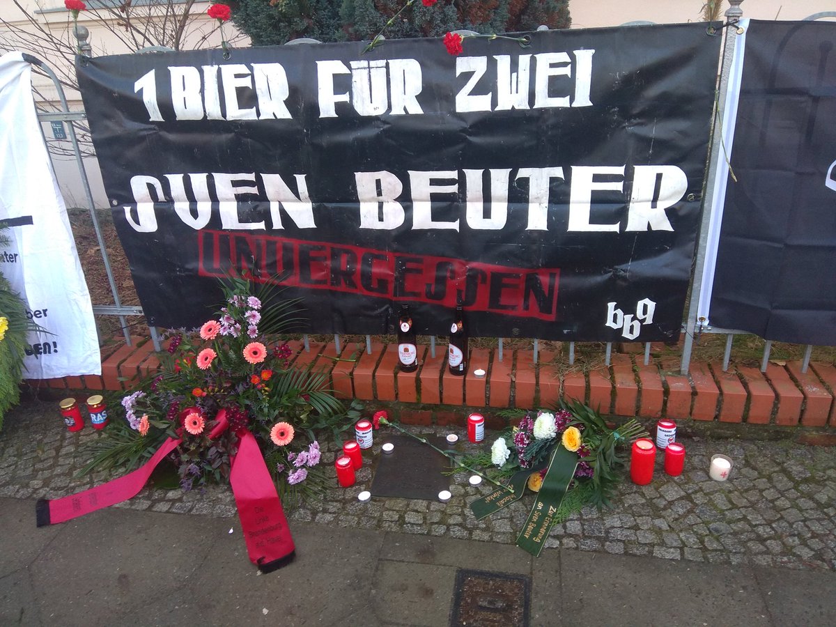 CholRav's tweet photo. Über 100 Menschen bei #Antifa-Gedenken an Sven Beuter und Rolf Schulze in #bbhv - Von Neonazis ermordet. #B2002 #bb2002 https://t.co/YoxQgnCu3b