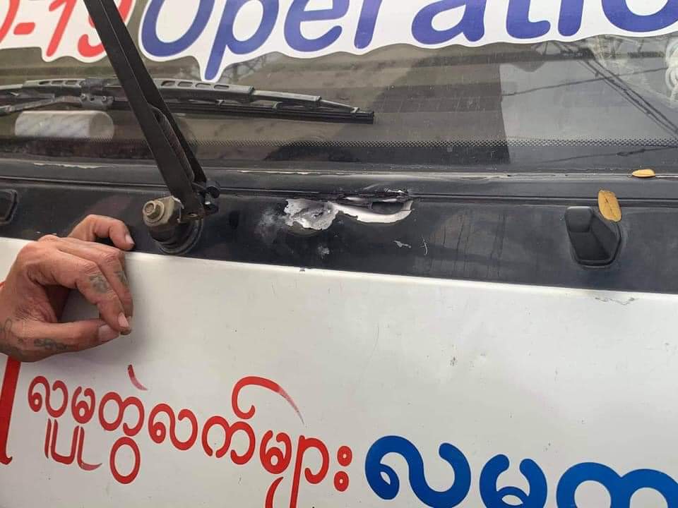 Elsa31989717's tweet photo. The military are shooting the ambulance and medical covers who save the civillians getting shots. This is not civil war. Even in the war, it is not right to shoot medical staffs and ambulance. What the military doing now is totally unforgivable #WhatsHappeninglnMyanmar #Feb20Coup https://t.co/mqcPkUof46