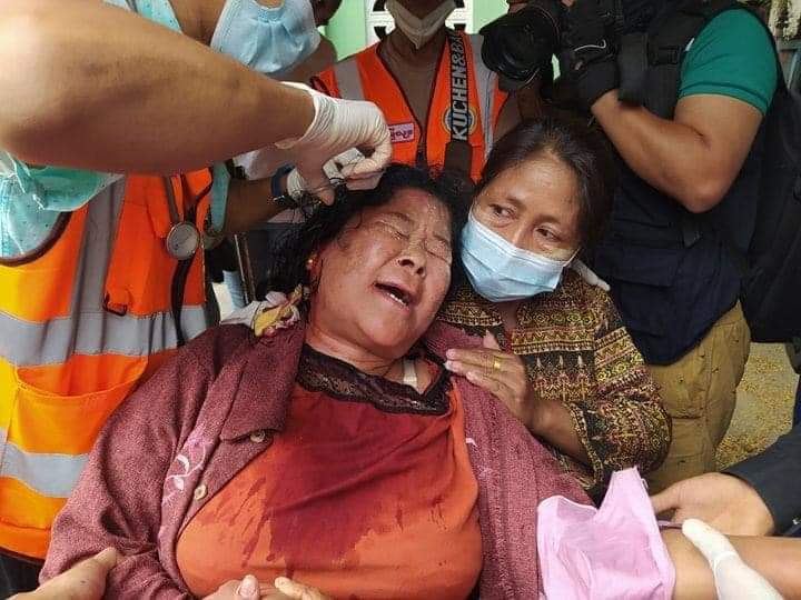 HongHuiJuan's tweet photo. Inhuman armed forces now using dangerous weapons during quelling demo in Mandalay. They throw iron spikes &amp; stones into the crowd &amp; fire real bullets &amp;tear gas too. Police r practisting these cruel illegal ways in quelling demo.

SUPPORT CRPH
#Feb20Coup
#WhatsHappeningInMyanmar https://t.co/kndNuyisrd