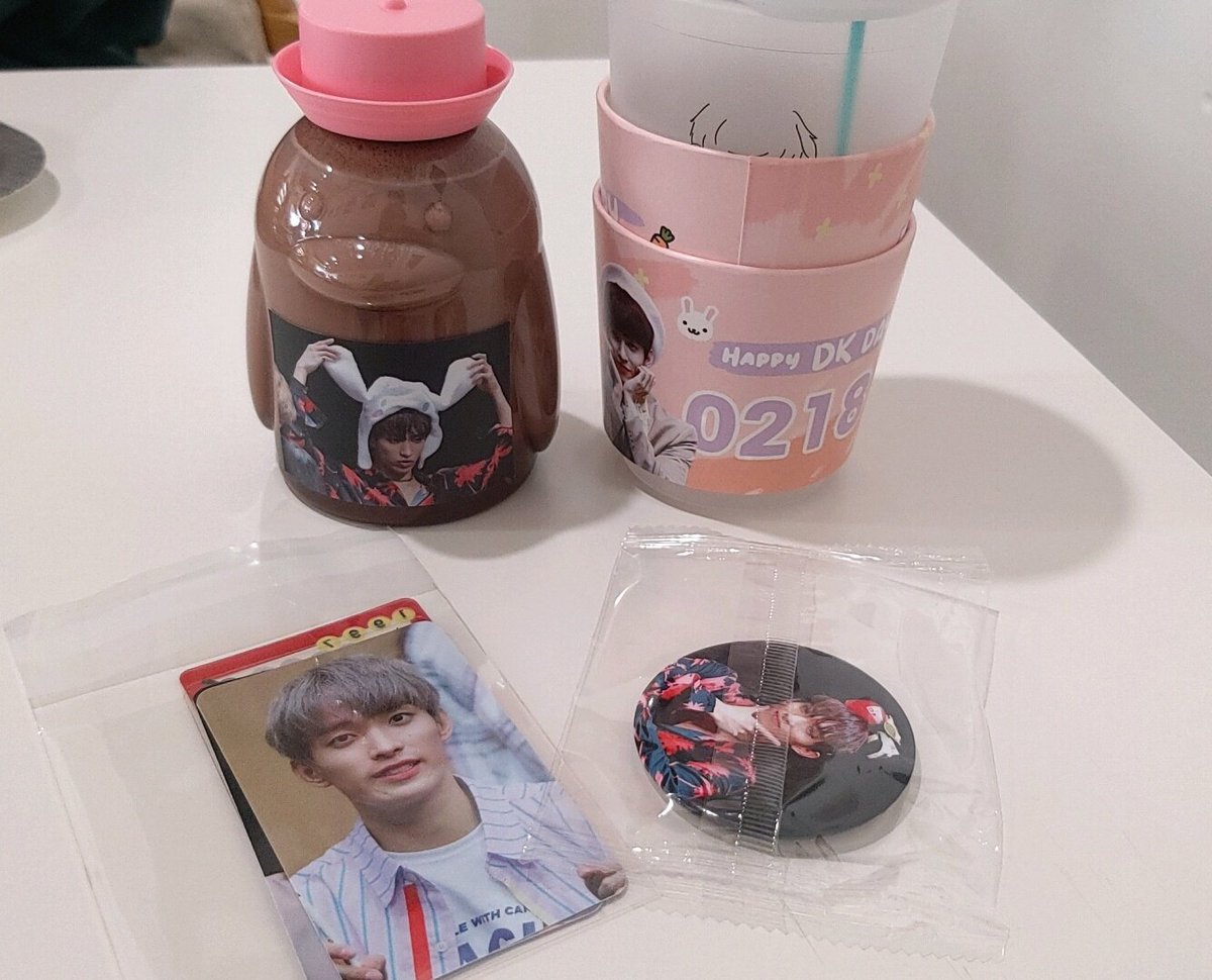 #HAPPY_DK_DAY
#겨울의_햇살_석민아_생일축하해 
카페 아이오쓰리! ❤
카페 앞부터 도겸이 배너가 있어서 찾아가기 쉬웠어요 내부는 진짜 깔끔하구 이쁘게 꾸며져있었음!! 그리고 무엇보다 탐났던.. 리유저블 컵도 무사히 겟챠.했답니다 짱짱👍👍