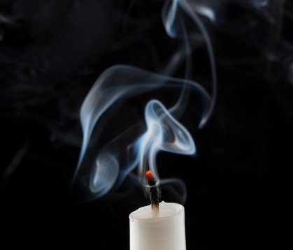 Il y a de cela une éternité, je le vis plaider une cause sans espoir tant les crimes étaient atroces.
Il révéla à l'accusé une humanité que cet homme ne se connaissait plus.
Il porta sa robe d'avocat avec tant de noblesse.
Jour de tristesse.
Une belle lumière vient de s'éteindre