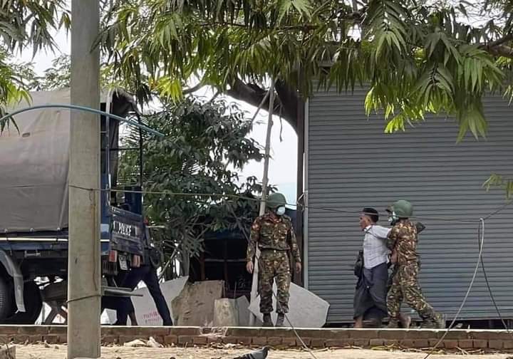 MyanmarBorahae's tweet photo. Now the military is shooting people with snipers and guns at Mandalay #Myanmar. Not knowing how many people have injured, shot and are dying yet.
Please save Myanmar.
TW// gunshots and violence
TW// blood

#Feb20Coup
#WhatsHappeninglnMyanmar https://t.co/Tag1URAazH