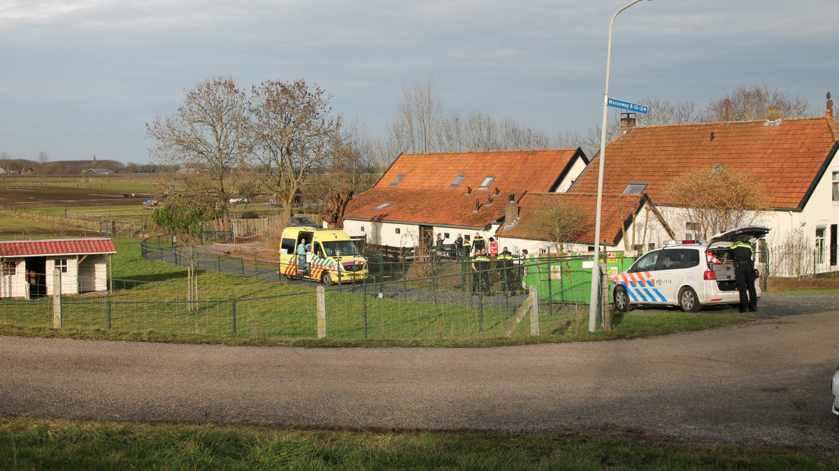 Jongen valt van dak in Appeltern als de politie hem er vanaf probeert te praten..