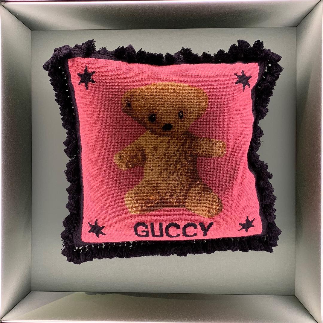 울 종인이 최애 곰돌템이 뉴욕에서 사온 쿠션이었는데 이제 자신의 이름을 내건 구찌 곰돌이가 생김ㅜ 팬들에게 최애 곰돌템을 만들어주네. 이왕 나오는 김에 인형까지 있으면 좋겠다. 브랜드들 키링도 많이 만들던데. 하 넘 좋아. 곰도리🐻🐻