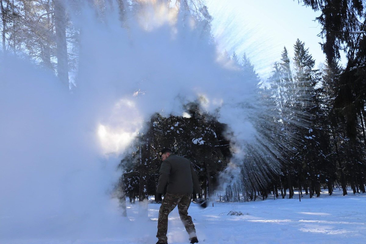 Tijdens het oefenen in Litouwen zakten de temperaturen naar waardes tussen de -10 en -15 graden. Het was zó koud, dat kokend water meteen verandert in sneeuw zodra het de lucht in gegooid wordt. De militairen worden in Litouwen ingezet als onderdeel van enhanced Forward Presence