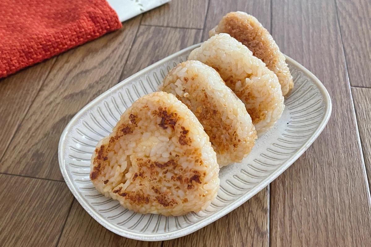 必要な食材が少ないからお手軽に作れそう！チーズがとろける「焼きおにぎり」の作り方！